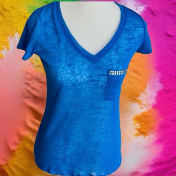 Elegant Blue V-Neck Tee with Pocket Detail - Picture 2 of 5